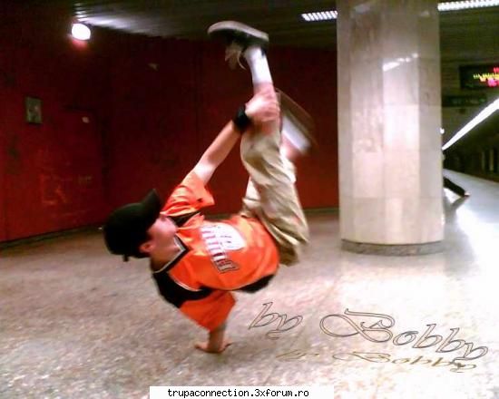 yo is la metrou .......... =d bobby membrul trupei connection !
